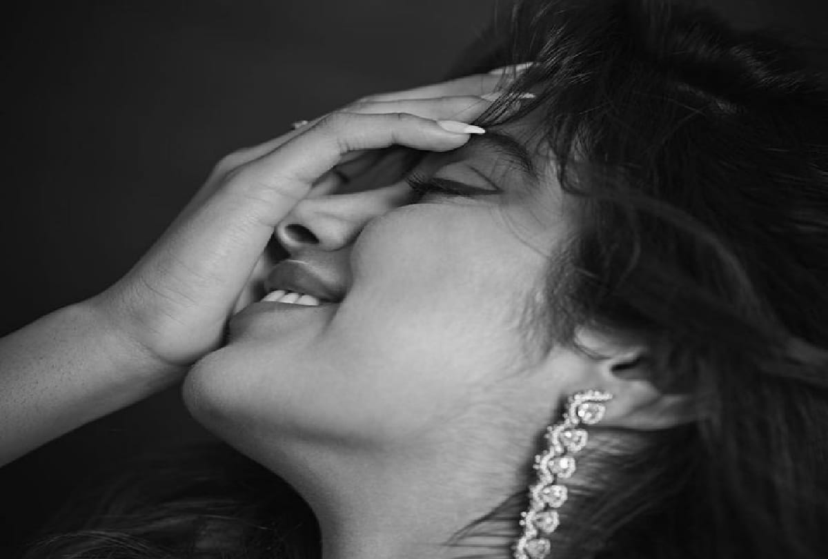 Janhvi Kapoor shared her latest bold black and white pictures on Instagram she is looking very glamorous in it