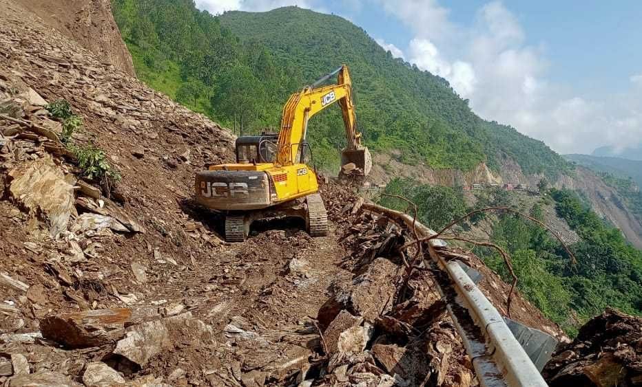 Debris again in Bharatoli, National Highway remained closed for two hours
