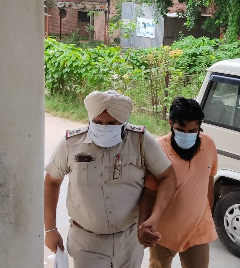 Accused Kunal did a deal for 18 lakhs to get eight lakh rupees trapped in the clerk's paper