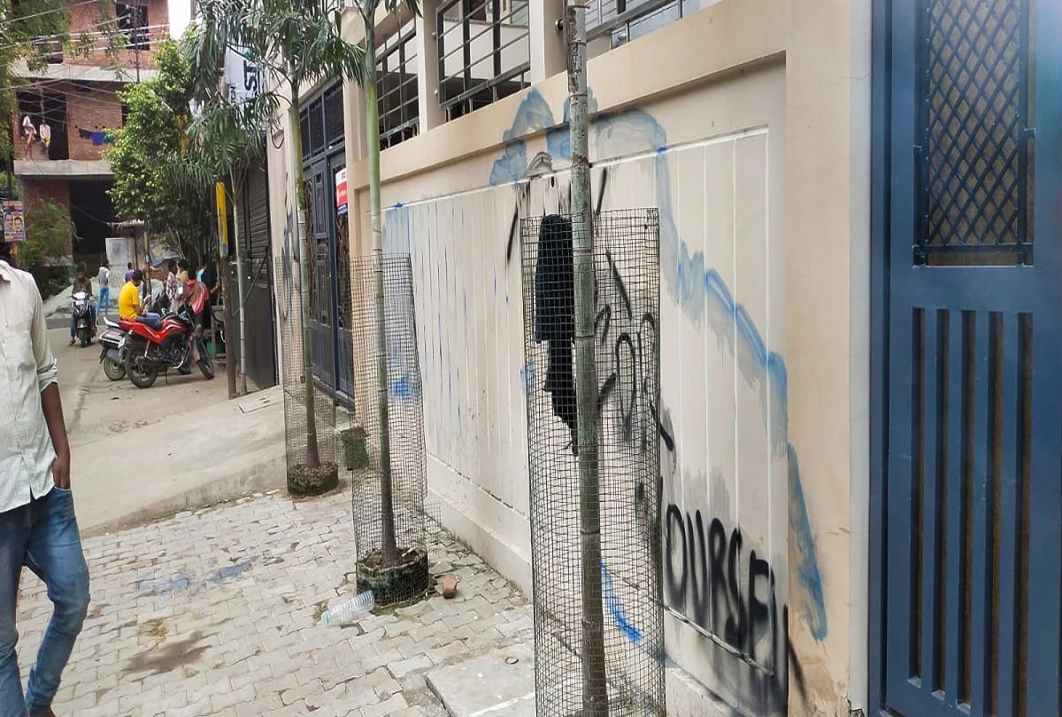 slogans against PM and CM written on  walls in varanasi police take five people  in custody