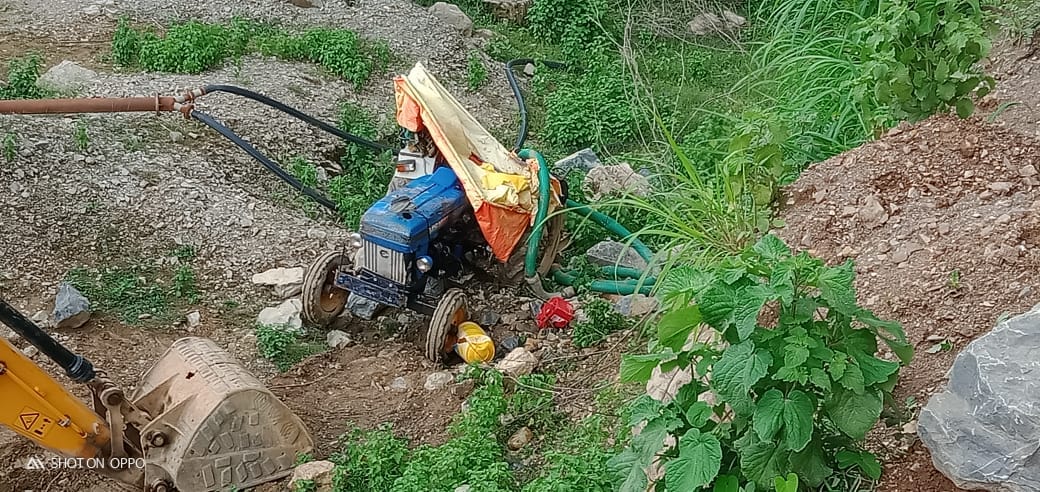 Sonbhadra: Tractor overturns in mining area, worker killed, driver injured