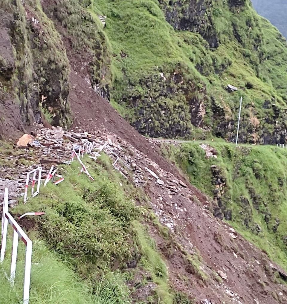 Thal-Munsiyari road could not open even on the third day due to the rain of stones from the hill