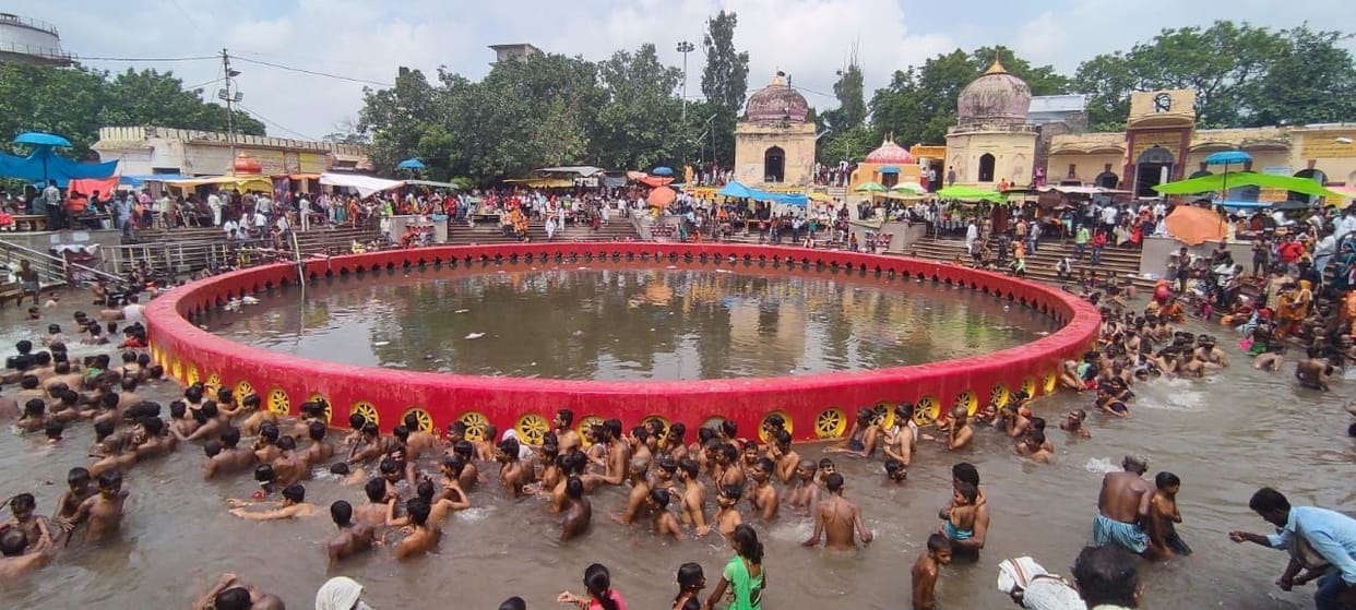 Sawan Amavasya: A dip in Gomti and Chakratirtha