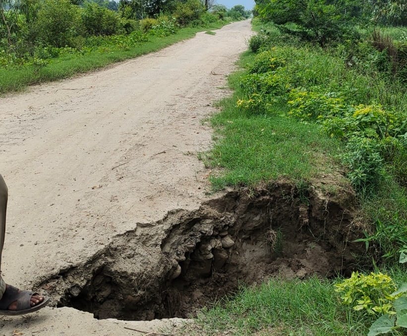 Yamuna embankment damaged from place to place, danger increased