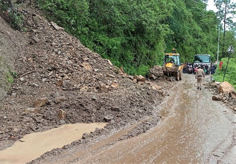 Mussoorie-Doon road remained closed for one hour