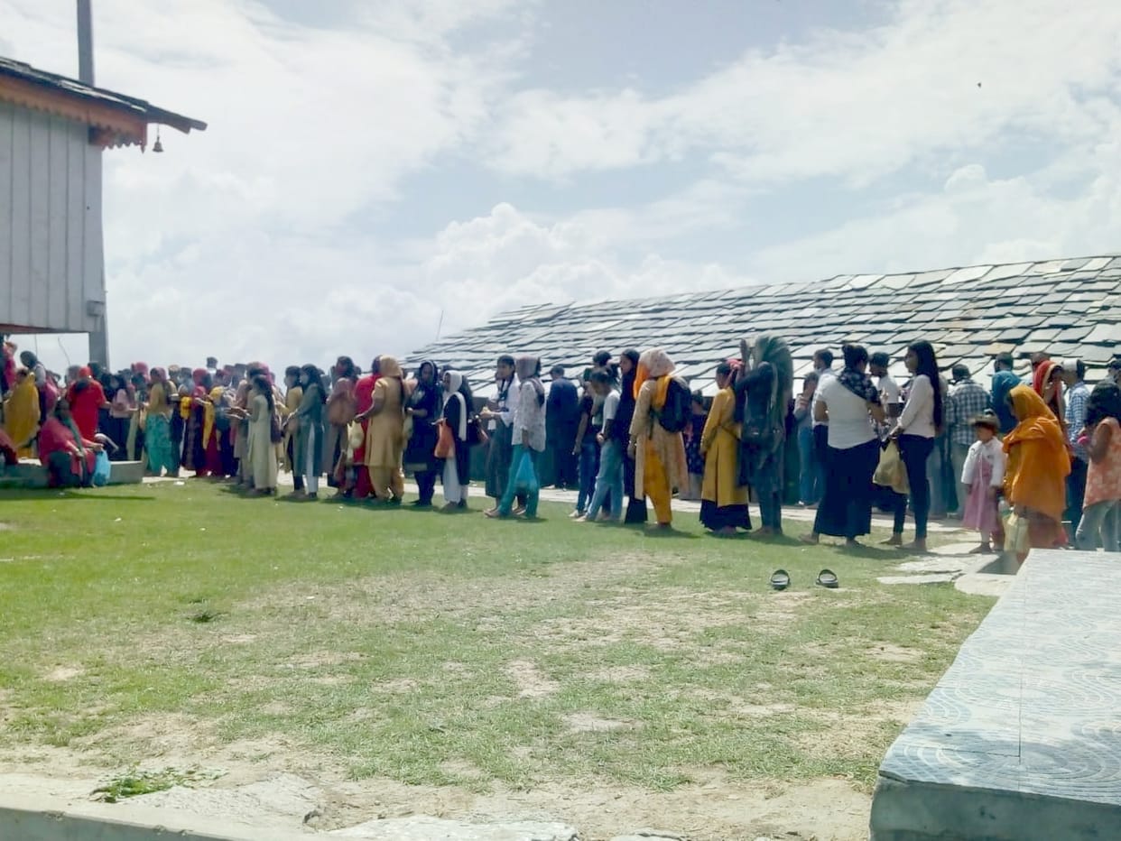 Hundreds of devotees gathered in Bijli Mahadev