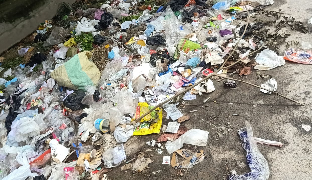 Medical waste being thrown on the road