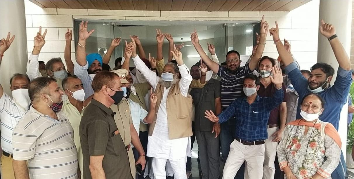 Minister Vij danced on Neeraj's gold in Javelin Throw, distributed laddus on Bajrang Punia's medal
