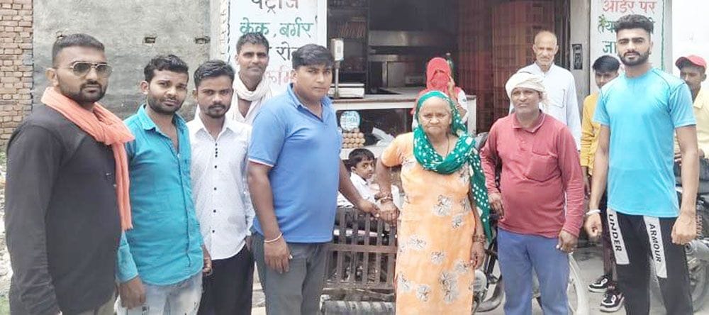 Mobile phone sought for help, earrings were snatched away