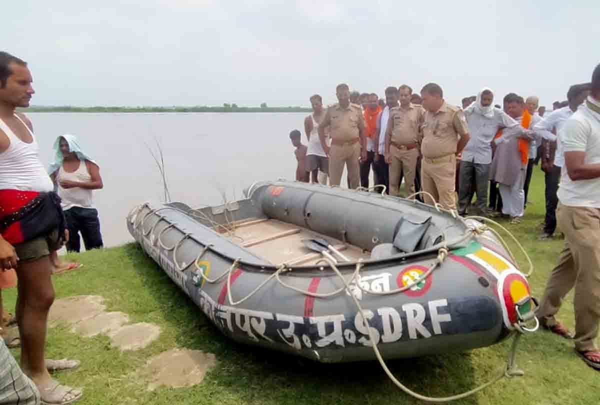 aunt-nephew divers are searching for drowned in Ganga