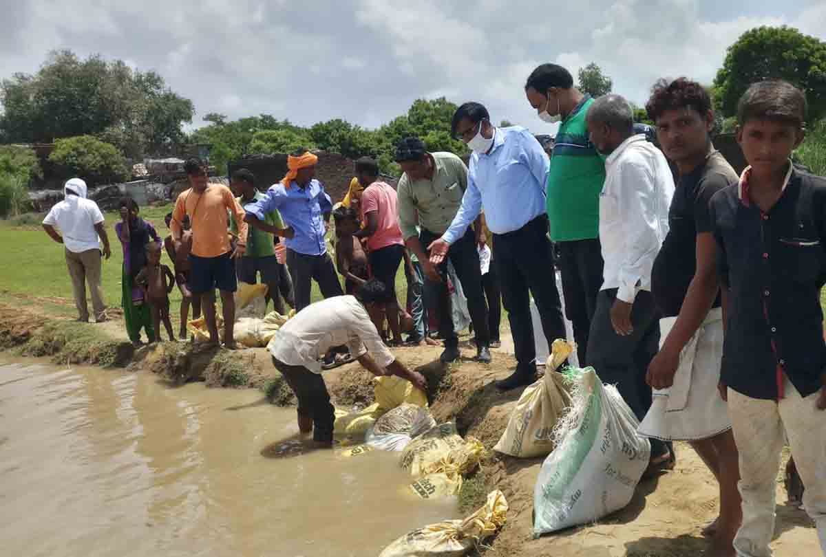 Flood havoc in UP: Banda-Kanpur road closed, relief material distributed by helicopter in Jalaun