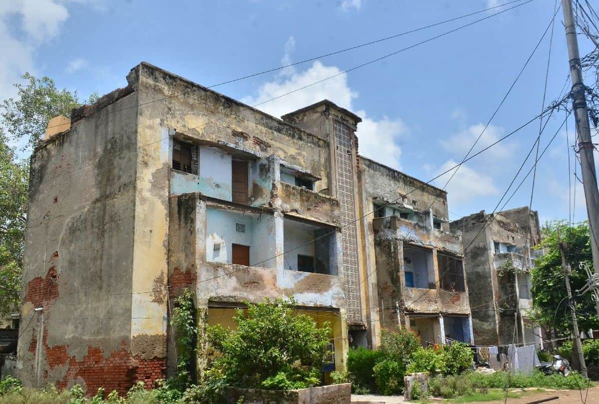 People living in dilapidated government houses in agra
