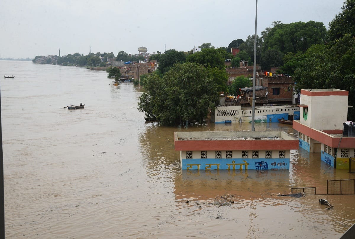Ganga and Yamuna are in spate in Prayagraj, Ganga may cross the danger mark by evening