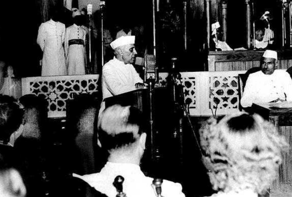 hindi divas 2021 special from Nehru to Indira how the constitution changed the status of Hindi how did english dominate