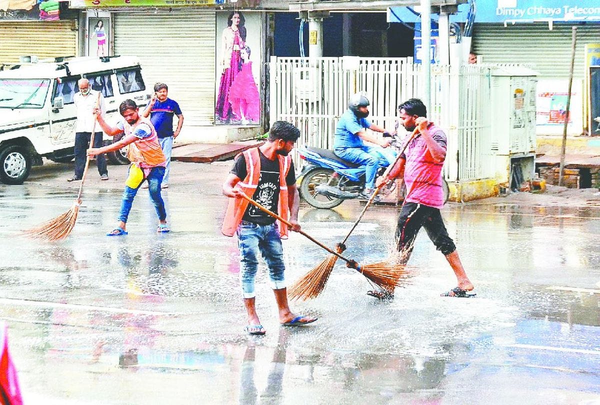 rain water logging in agra city cm yogi and jp nadda visits