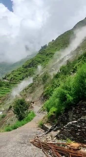 Rocks fell from the hill, villagers saved their lives by running away, Accident averted in Baloth, Gram Panchayat under development block Maihala, Becoming an angel, the local youth informed the people ten minutes ago