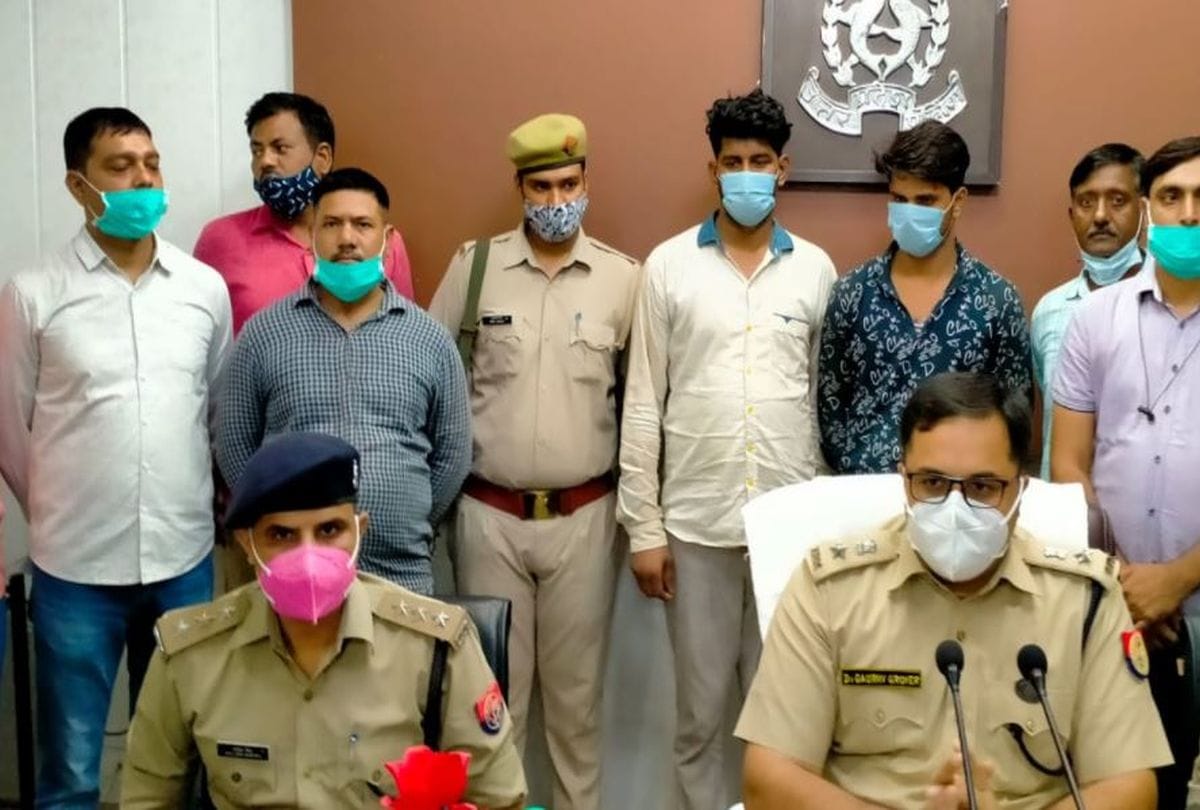 mathura police arrested two smugglers recovered seven pistols 40 cartridges
