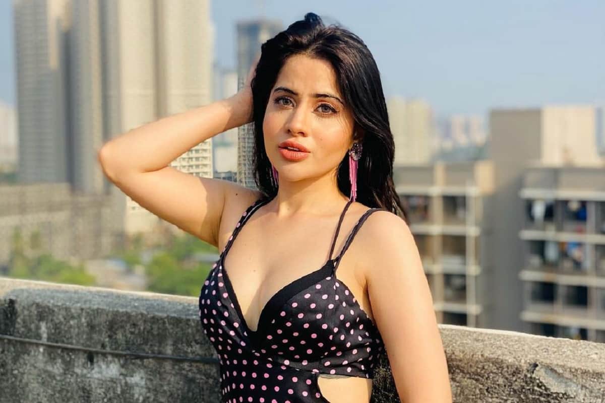 urfi javed stuns in black backless dress met oops moment in vedio