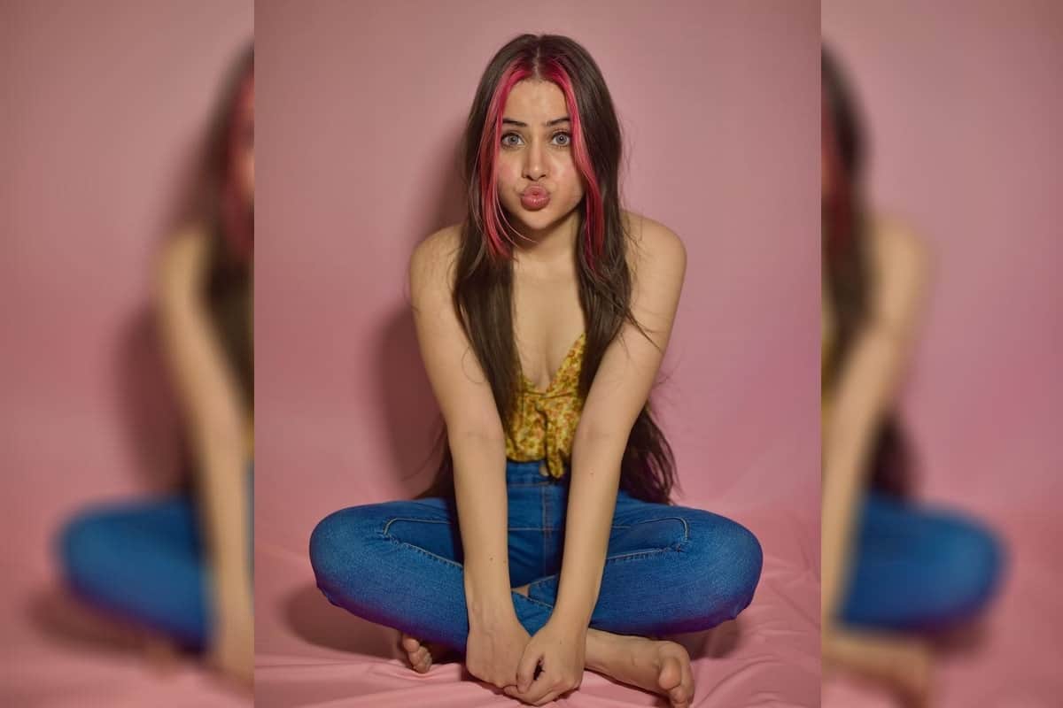 urfi javed trolled for yellow bra and leather pants shows new necklace