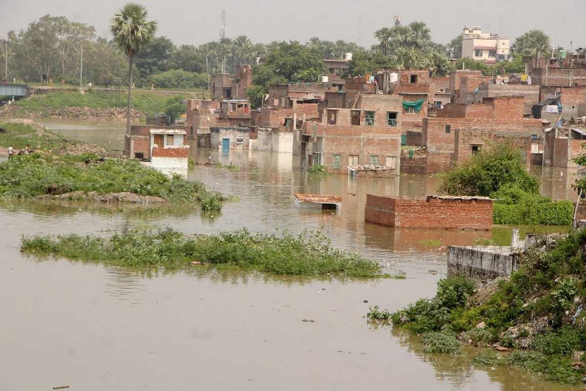 Varanasi Flood victims staying in relief camps leave home medicine and food problem due to incomplete preparations of administration