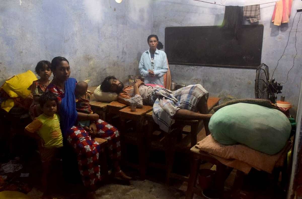 Varanasi Flood victims staying in relief camps leave home medicine and food problem due to incomplete preparations of administration