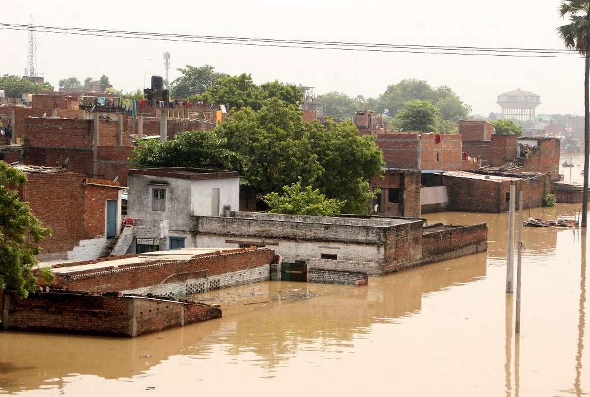 Varanasi Flood victims staying in relief camps leave home medicine and food problem due to incomplete preparations of administration