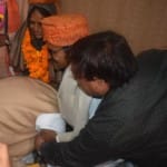 गृह मंत्री अनिल विज स्वर्ण पदक विजेता नीरज चोपड़ा के माता-पिता के पैर छूते हुए।