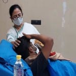 घायलों का हालचाल जानने अस्पताल पहुंची पश्चिम बंगाल की मुख्यमंत्री ममता बनर्जी।