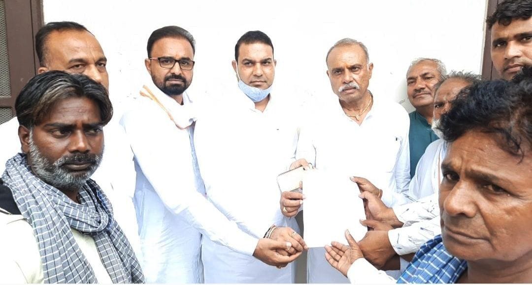 Safai Karamcharis submitted a memorandum of demands to Ashok Gurjar