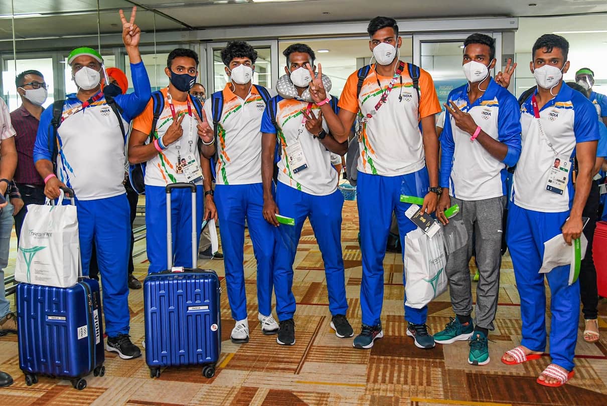 Photos Of Indian Olympic Team After  Indian contingent return Along With Neeraj Chopra