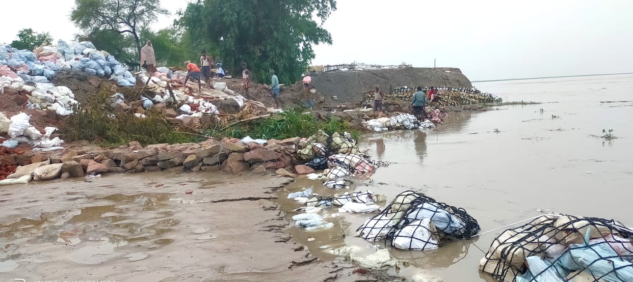 Then the water level of Ghaghra started increasing, cutting also continued
