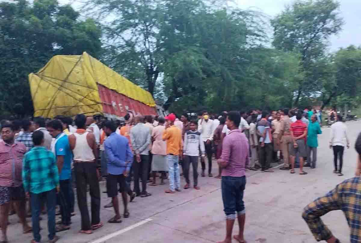 road accident in chitrakoot, two people died and five injured
