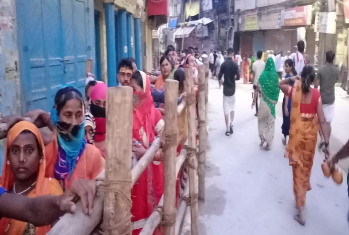 Sawan 3rd Somvar 2021 kashi vishwanath temple Baba is giving darshan in form of Ardhanarishwar  long queue of devotees