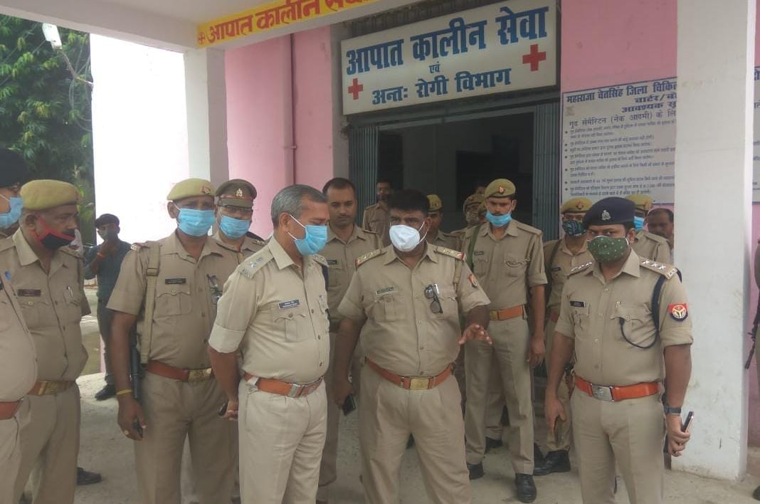 Road accident in Bhadohi Bike rididing up police constable  died due to car collision he married six months ago
