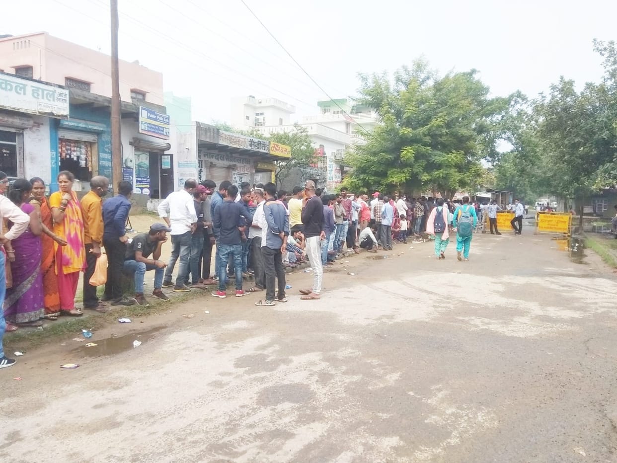 After waiting for hours, there is hope, there is also a fight for registration