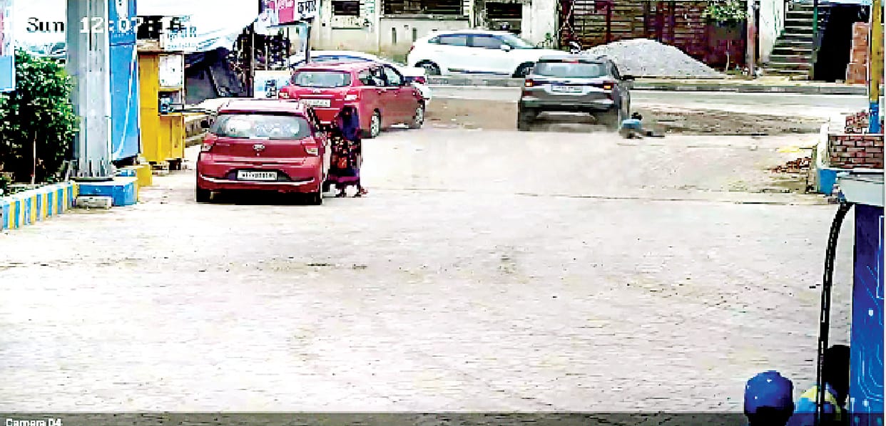 Pump employe was dragged into the carafter asking rupees