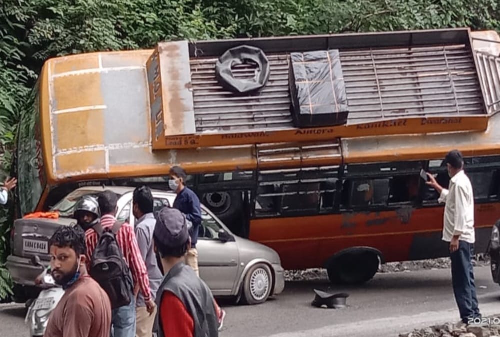 Uttarakhand Accident News: Bus Break Fail and collision with car in nainital