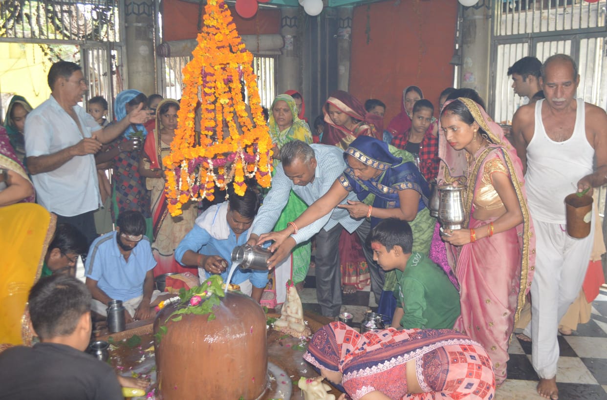 Hathras: On the third Monday of Sawan, the bomb-bombs resonated in the pagodas.