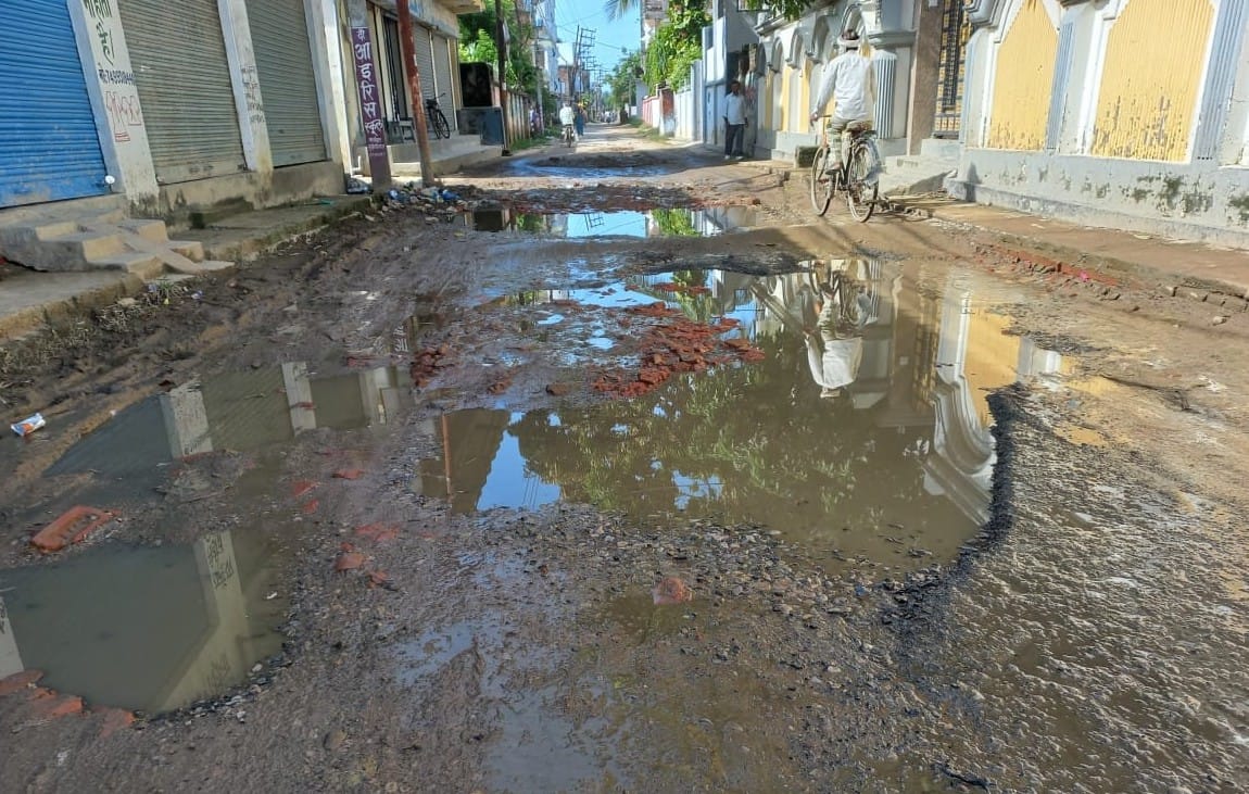 The rain of the already bad roads spoiled the appearance