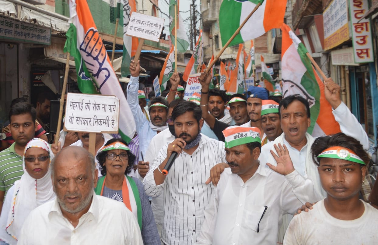 Hathras: In protest against the policies of the government, Congressmen took out the BJP Quit Gaddi march, shouting slogans