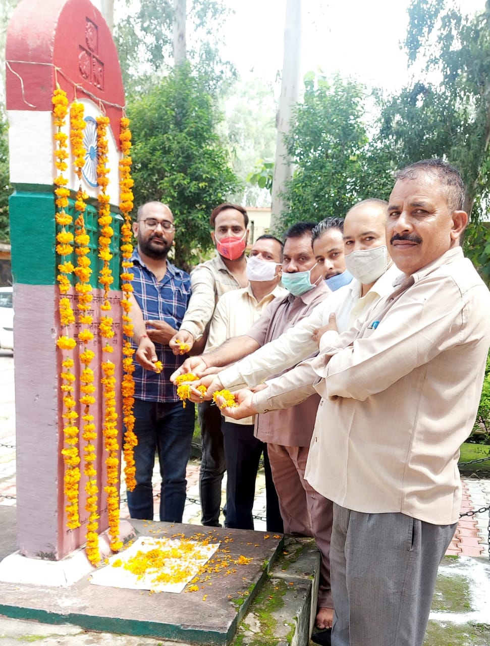 Block workers paid floral tributes to the martyrs of Kakori train incident
