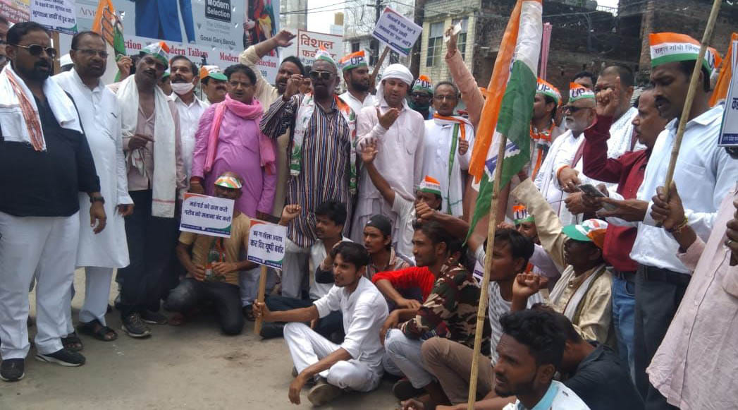 Congress march, BJP leave the throne