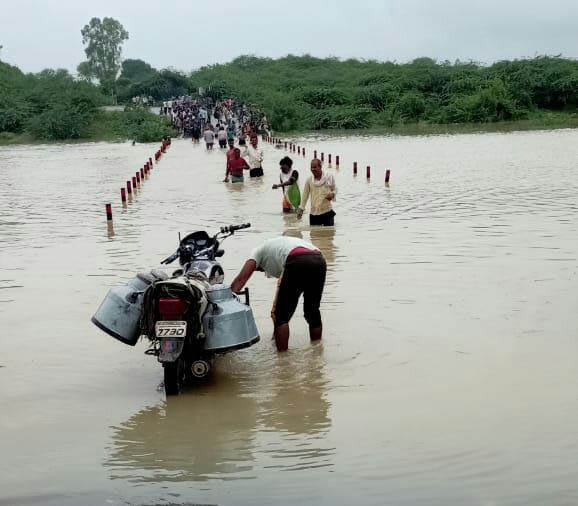 Due to the boom in Yamuna, the contact of many places of Marka area was lost.
