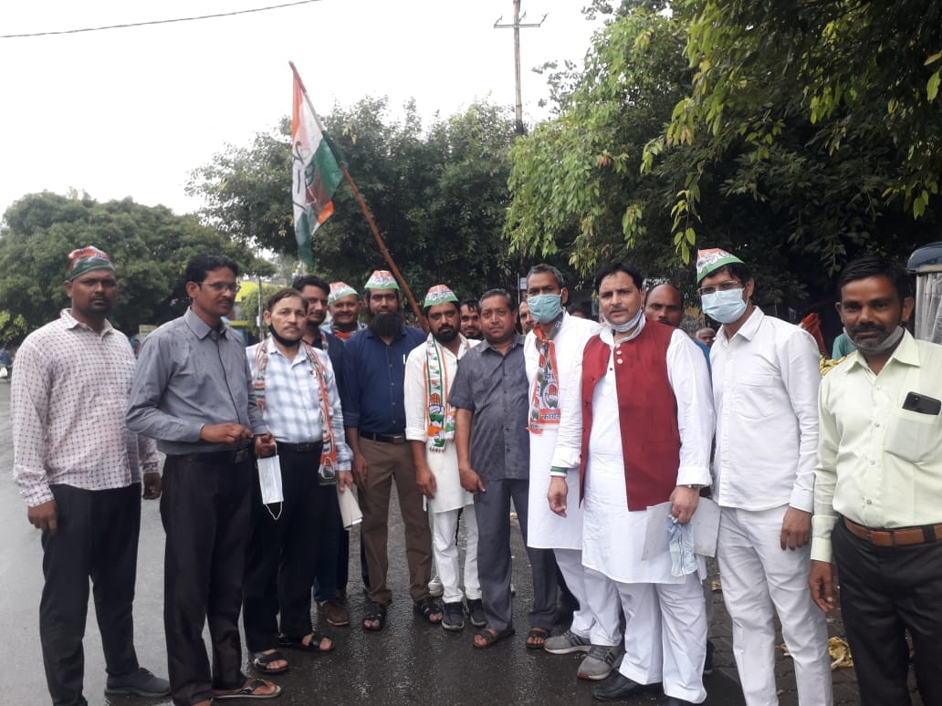 Congress workers took out a march on foot
