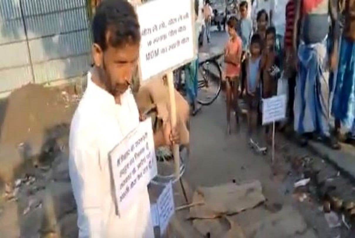 Bihar Nitish Kumar Government School Principal Selling Bora Jute bag Of Mid Day Meal Scheme Video   Viral