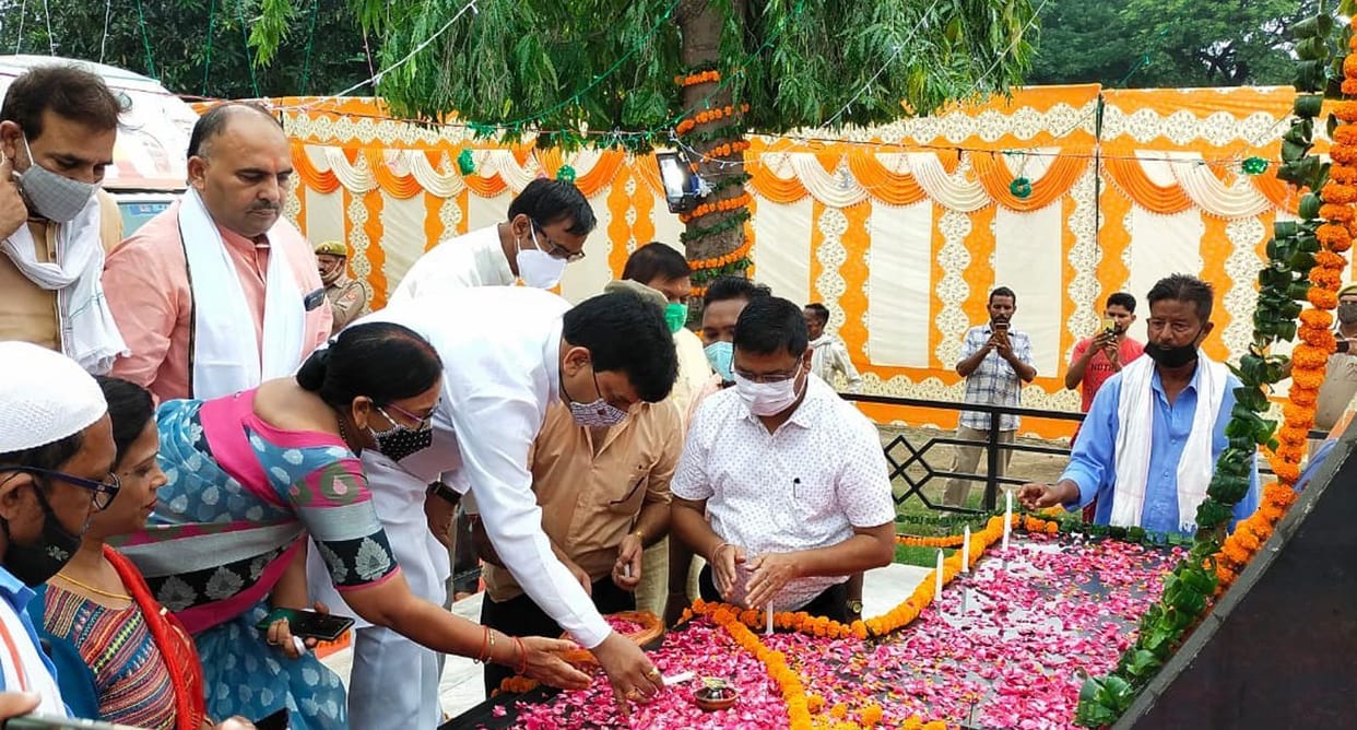Tribute paid to the immortal martyrs of the country at the martyr memorial