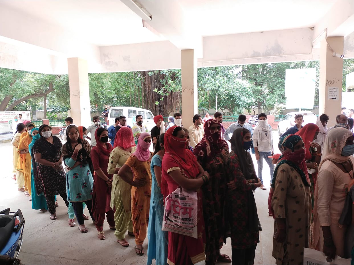 Hospital's e-treatment server closed, manual cut slip, patients in line for two hours