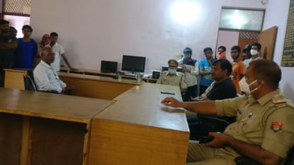 नगर पंचायत कार्यालय पर आउटसोर्सिंग कर्मचारियों में चेयरमैन के मध्य होती वार्ता।