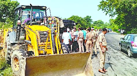 Overloaded truck overturned with straw, two fruit vendors crushed to death
