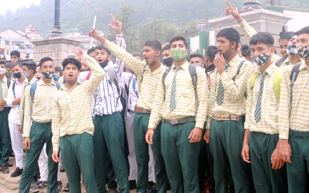 mandi news, himachal news, protest against, parking, shopping malls
